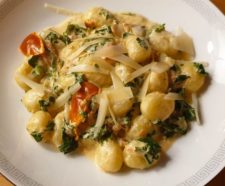 Gnocchi med soltørrede tomater og grønkål