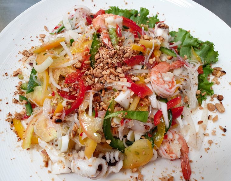 Naoum Mii Sour, risnudelsalat med skaldyr