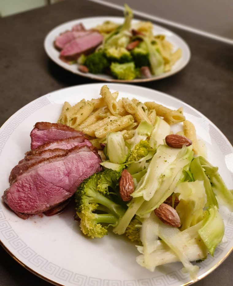 Rosastegt andebryst med pasta