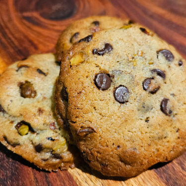 Cookies med pistacienødder og chokolade