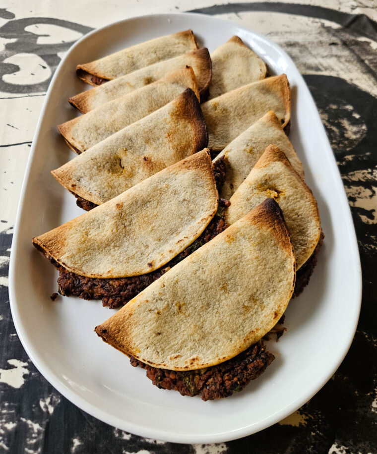 Sprøde tacos med fyld af sorte bønner