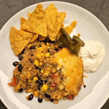 Bagt enchiladafad med quinoa og sorte bønne