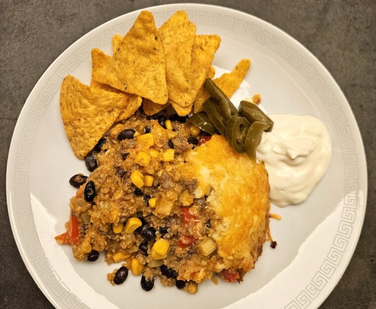 Bagt Enchiladafad med quinoa og sorte bønner