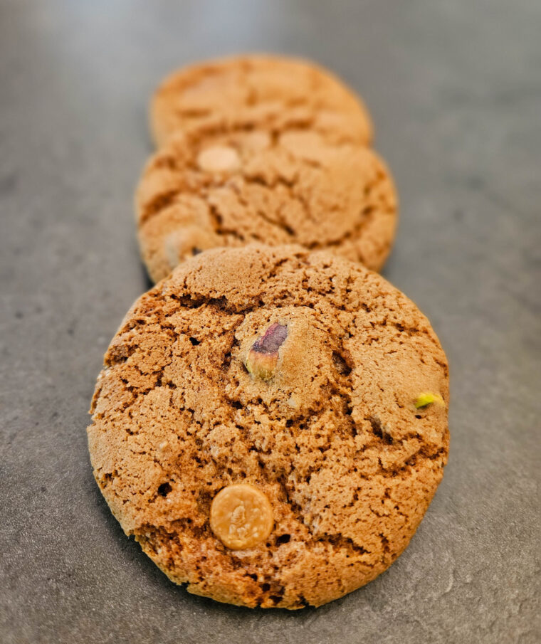 Cookies med pistacienødder og golden chokolade