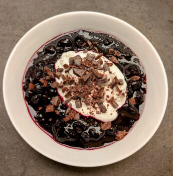 Solbærkompot med skyr og chokolade