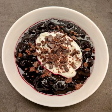 Solbærkompot med skyr og chokolade