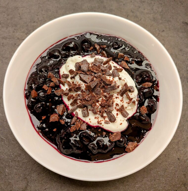 Lun solbærkompot med skyr og chokolade