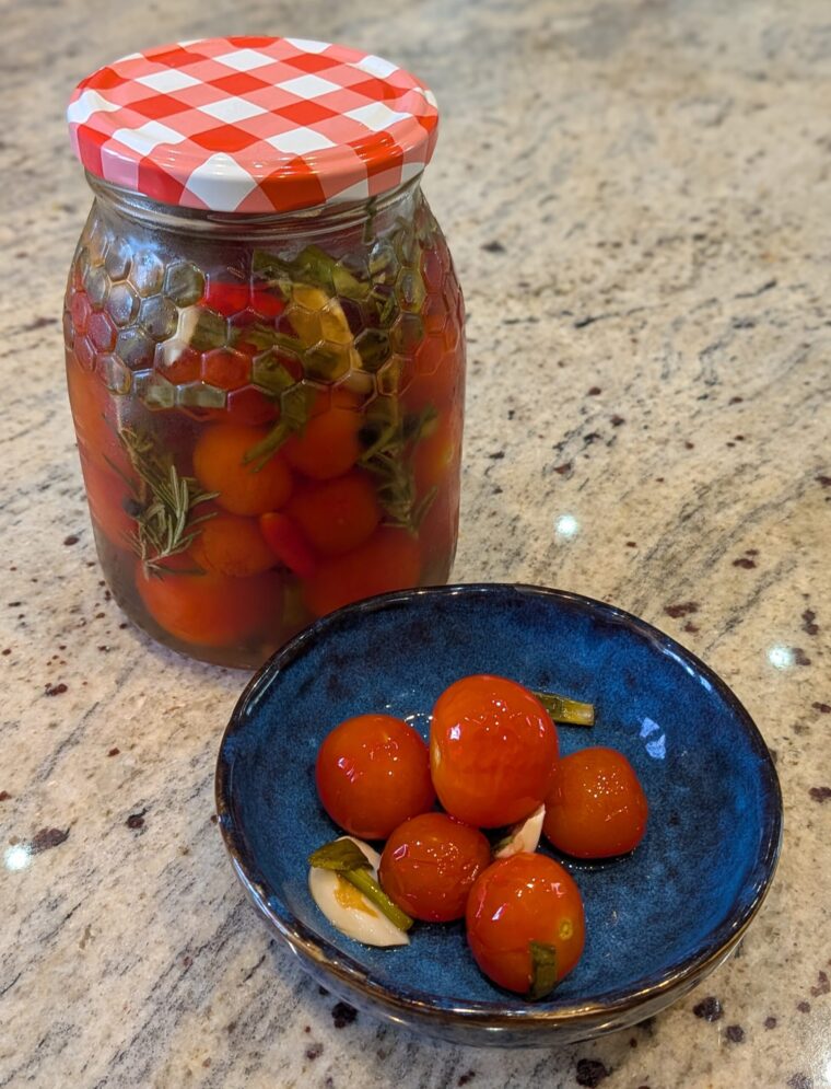 Syltede cherrytomater med rosmarin, hvidløg og chili
